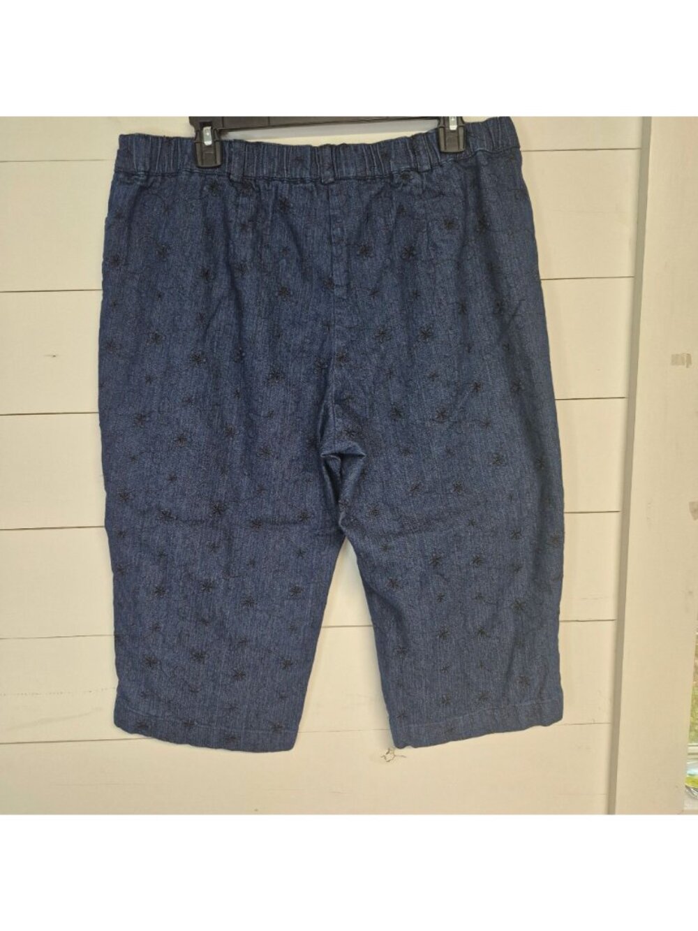 White Stag Women's Dark Denim Capri Pants Size 16 With Star Embroidery - Picture 6 of 7